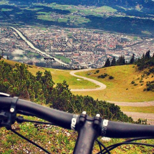 Mountain Bike auf Nordkette mit Blick auf Innsbruck